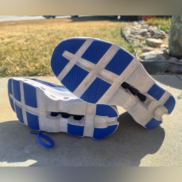 On Running Cloudstratus Blue and White Shoes - Picture 7 of 8